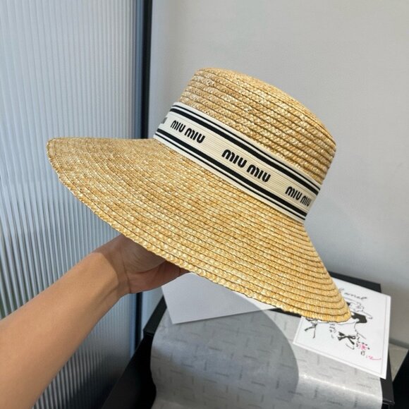Miumiu's new straw hat - Picture 5 of 9